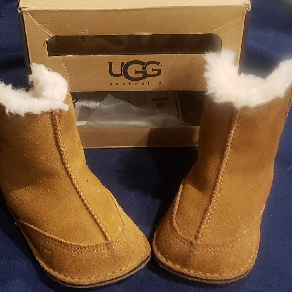 AUTHENTIC UGG BOOTS INFANT SZ 4/5 (M)